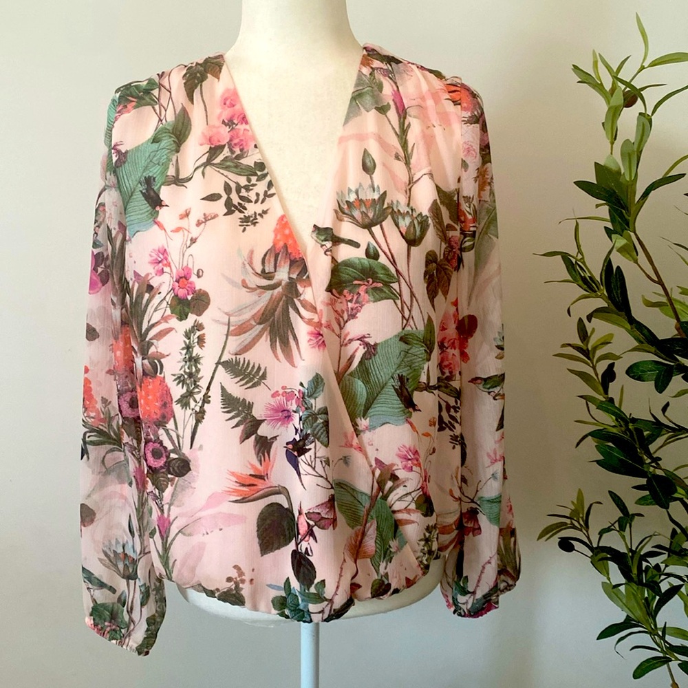 🌿LAST CHANCE🌿 Banana Republic Light Peach Tropical V-Neck Sheer Sleeve Blouse